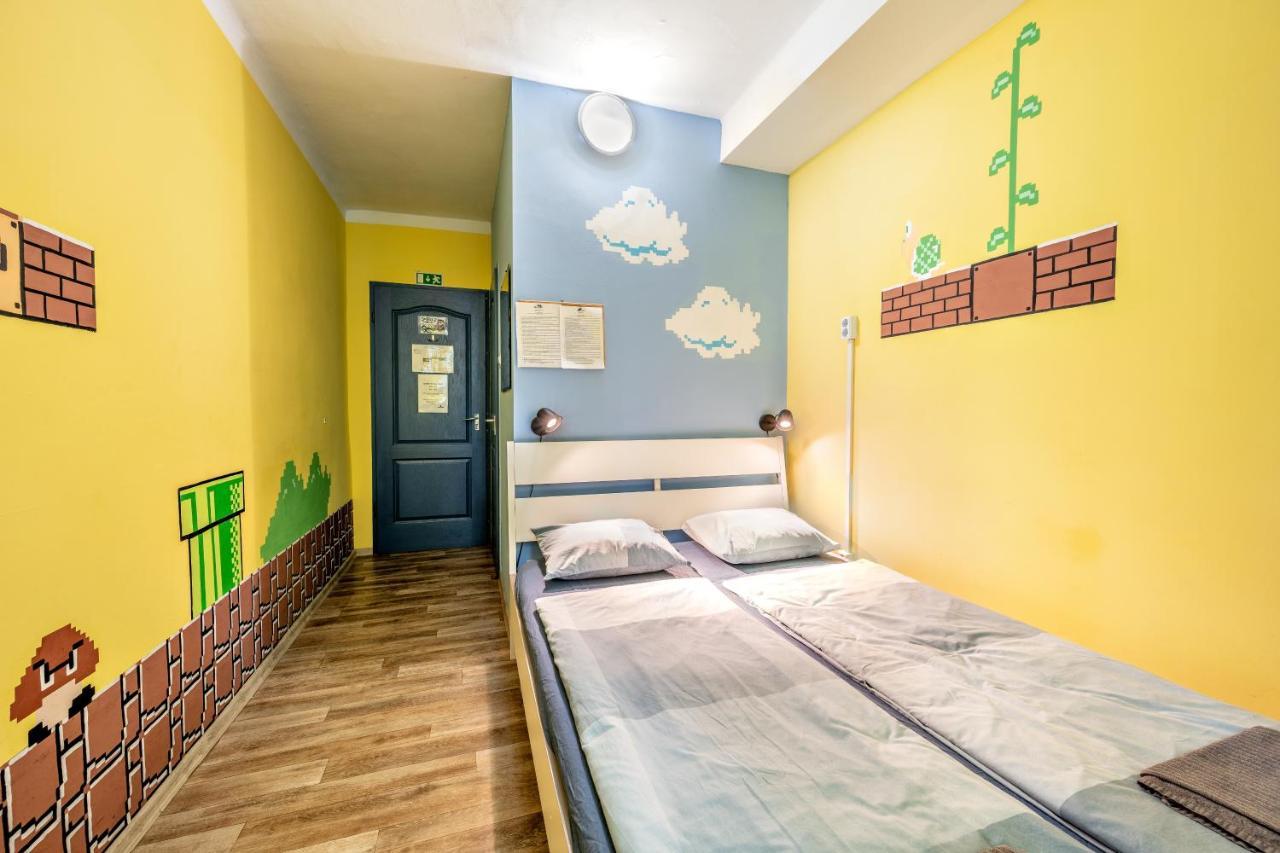 بيت شباب آيلاند بودابست المظهر الخارجي الصورة A Mario themed hotel room in Warsaw, Poland