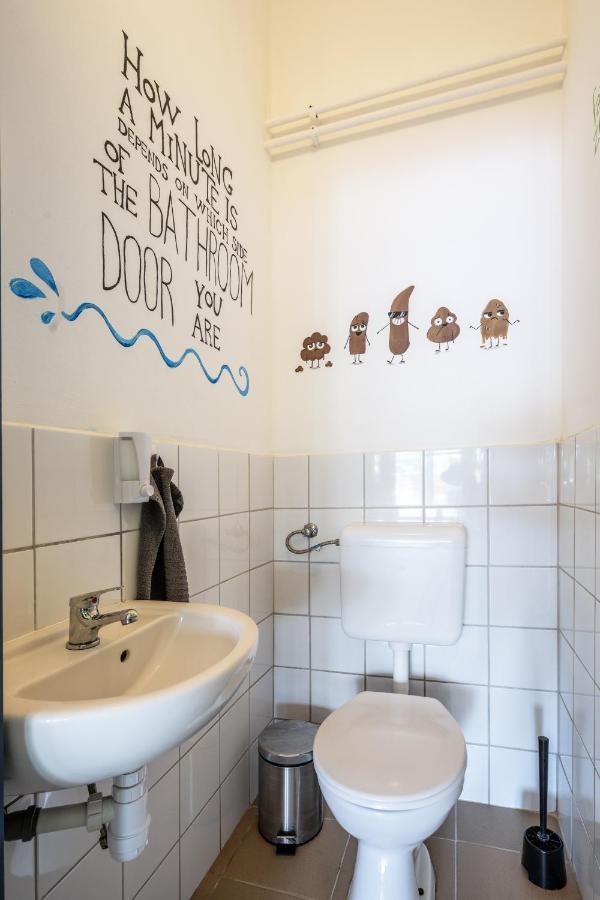 بيت شباب آيلاند بودابست المظهر الخارجي الصورة A wall sticker in a bathroom