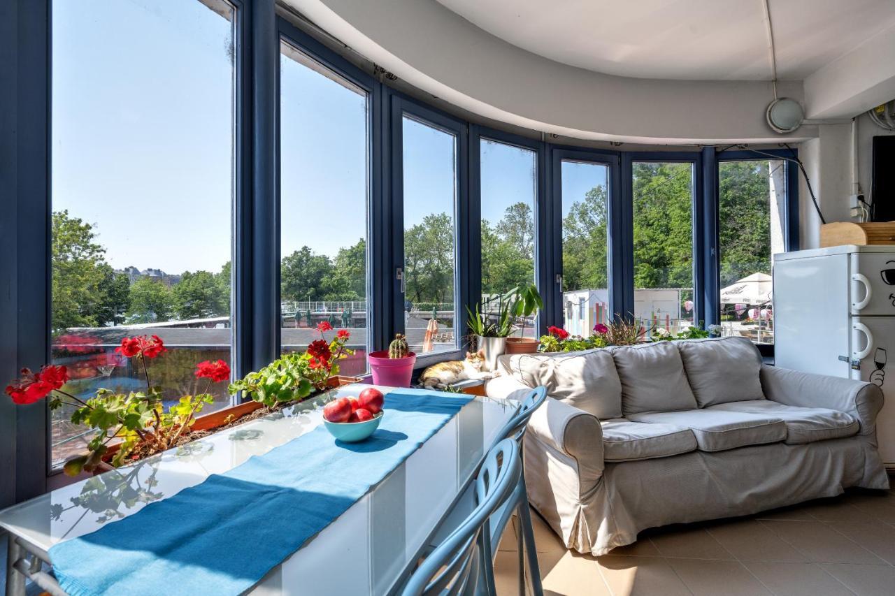 بيت شباب آيلاند بودابست المظهر الخارجي الصورة A modern balcony