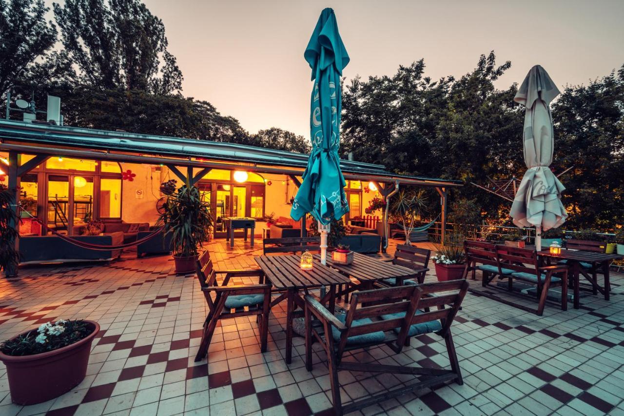 بيت شباب آيلاند بودابست المظهر الخارجي الصورة The restaurant at the center