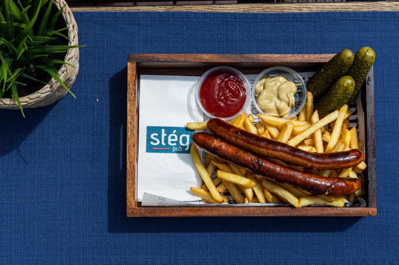 بيت شباب آيلاند بودابست المظهر الخارجي الصورة Bratwurst with chips and pickled cucumbers