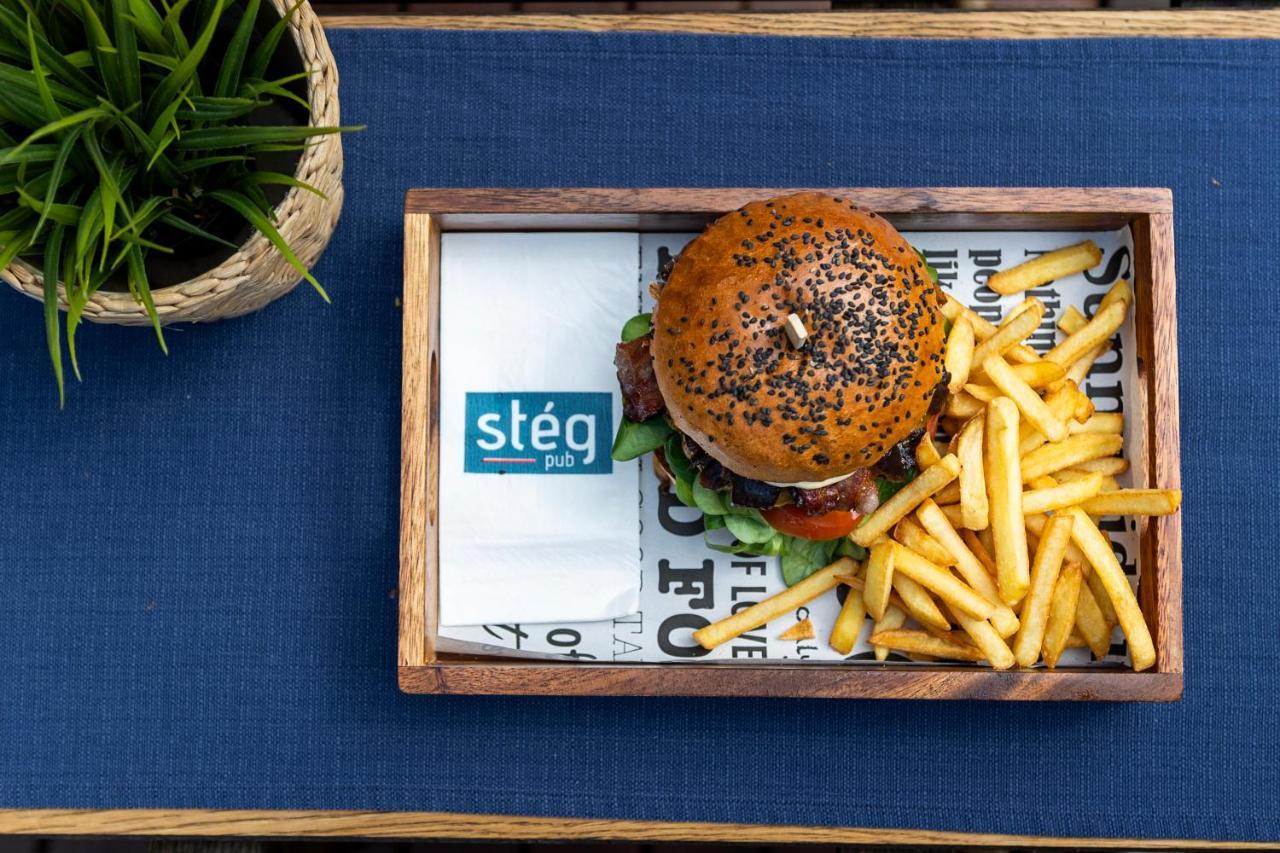بيت شباب آيلاند بودابست المظهر الخارجي الصورة A burger and chips at Steg