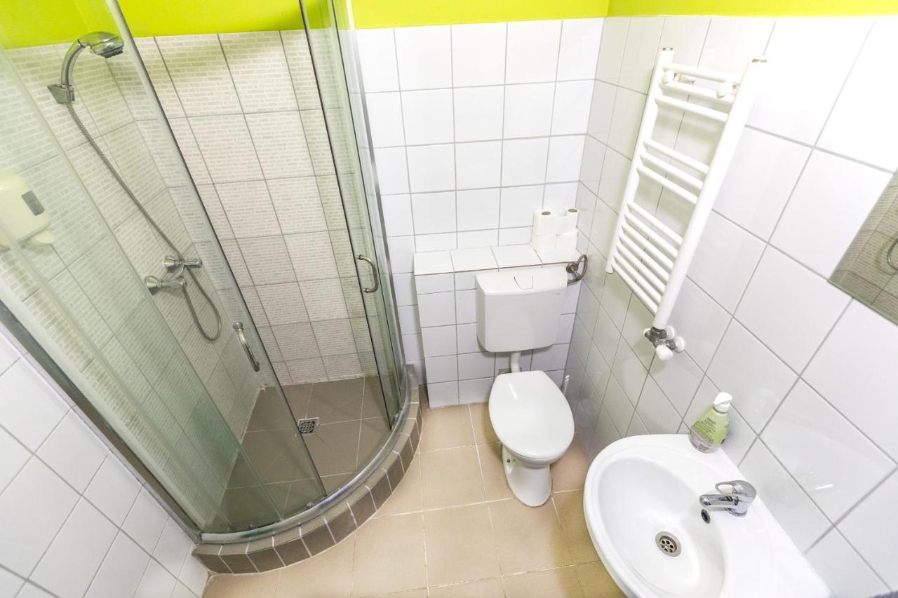 بيت شباب آيلاند بودابست المظهر الخارجي الصورة A shower cubicle