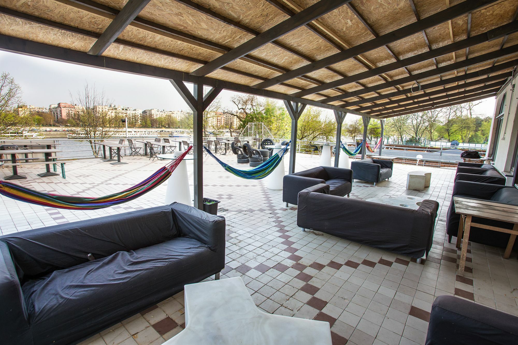 بيت شباب آيلاند بودابست المظهر الخارجي الصورة The terrace of the hostel